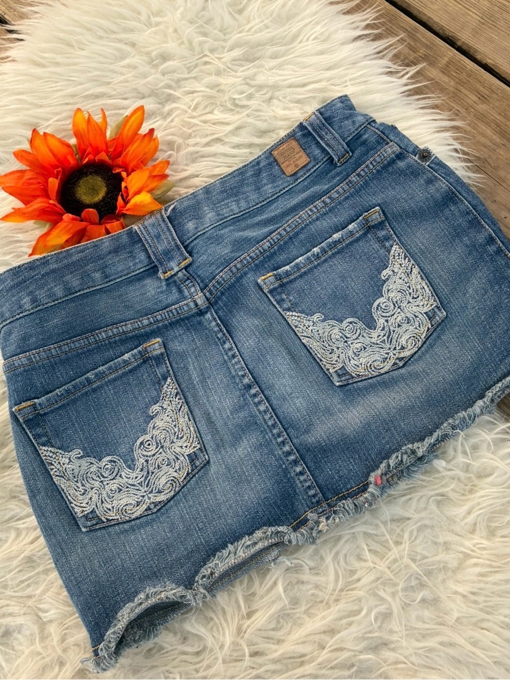 🌺EUC Guess Blue Denim Mini Skirt with White Embroidered Pockets Y2K size 28🌺